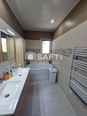 Maison traditionnelle avec piscine, jardin et garage.