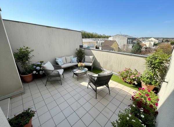 En plein centre ville, venez visiter ce 3 pièces de 69m²  avec terrasse et box !