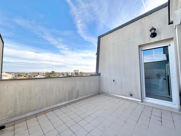 En plein centre ville, venez visiter ce 3 pièces de 69m²  avec terrasse et box !