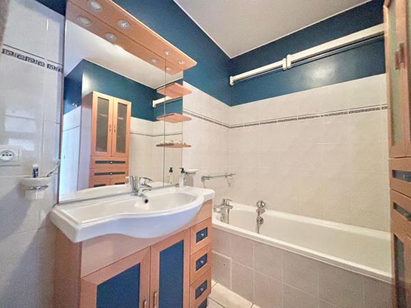 En plein centre ville, venez visiter ce 3 pièces de 69m²  avec terrasse et box !