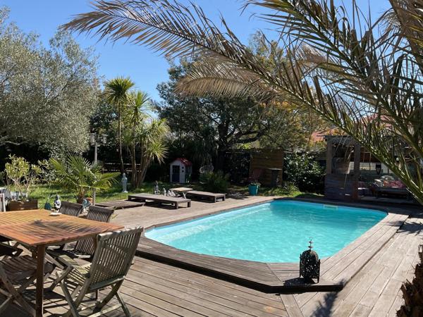 Maison familiale avec piscine dans Biscarosse bourg.