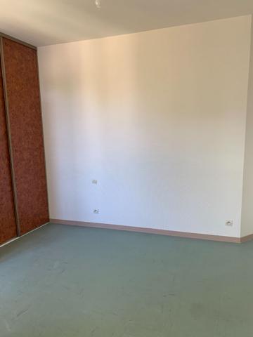 JONZAC CENTRE APPARTEMENT T2 - LIBRE