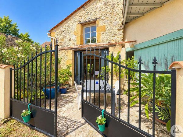 Grande maison de village avec extérieur.
