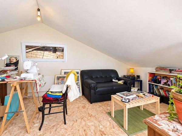 Grande maison de village avec extérieur.