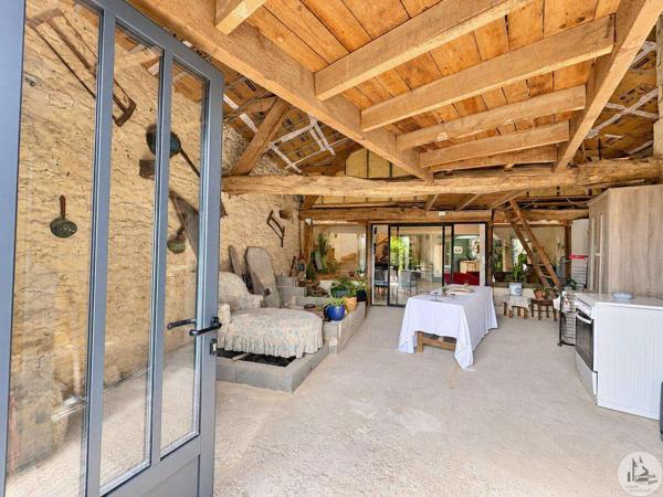 Grande maison de village avec extérieur.