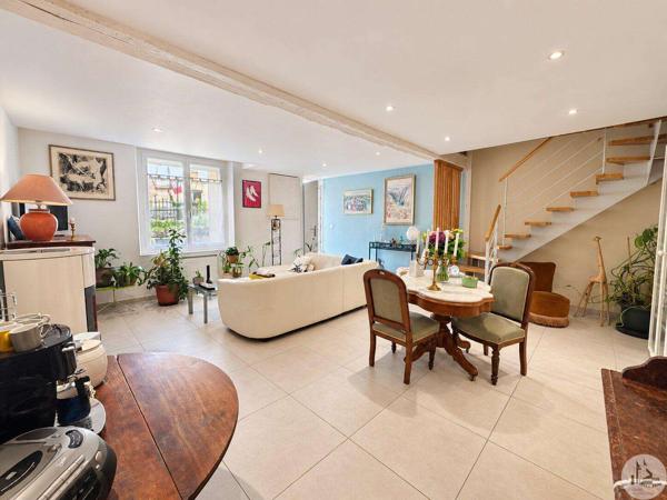 Grande maison de village avec extérieur.