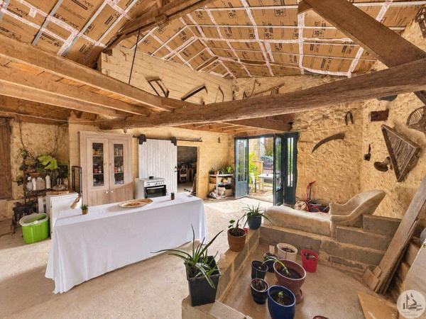 Grande maison de village avec extérieur.