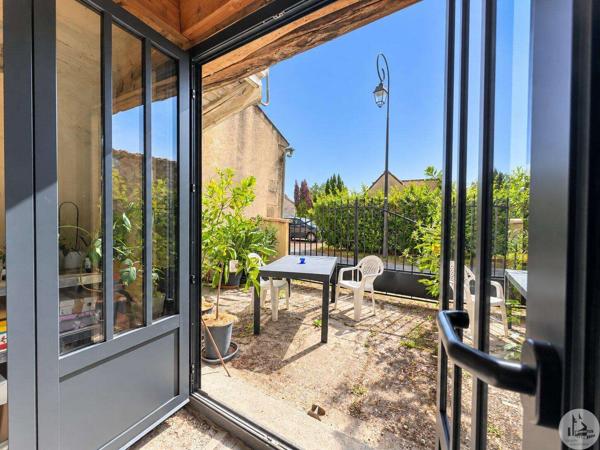 Grande maison de village avec extérieur.