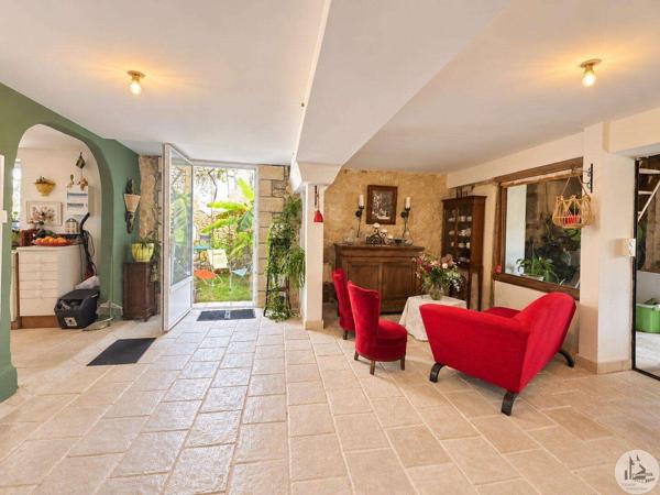 Grande maison de village avec extérieur.