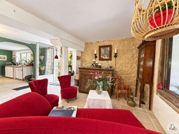 Grande maison de village avec extérieur.