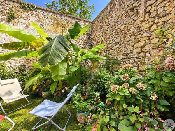 Grande maison de village avec extérieur.