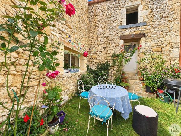 Grande maison de village avec extérieur.