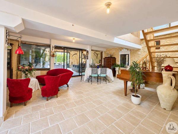 Grande maison de village avec extérieur.