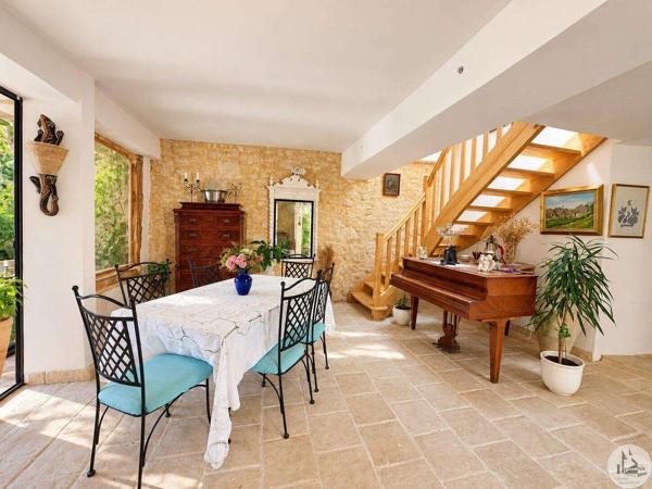 Grande maison de village avec extérieur.