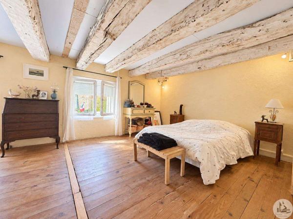 Grande maison de village avec extérieur.
