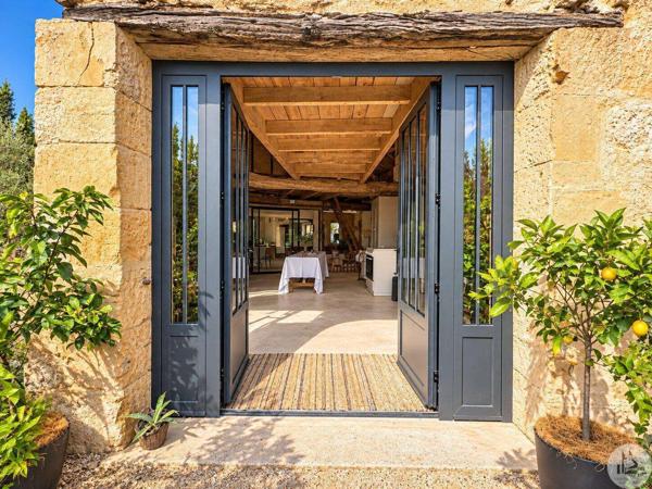 Grande maison de village avec extérieur.