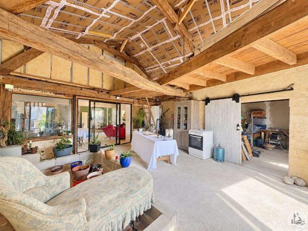 Grande maison de village avec extérieur.