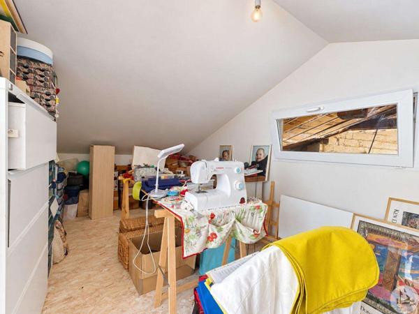 Grande maison de village avec extérieur.