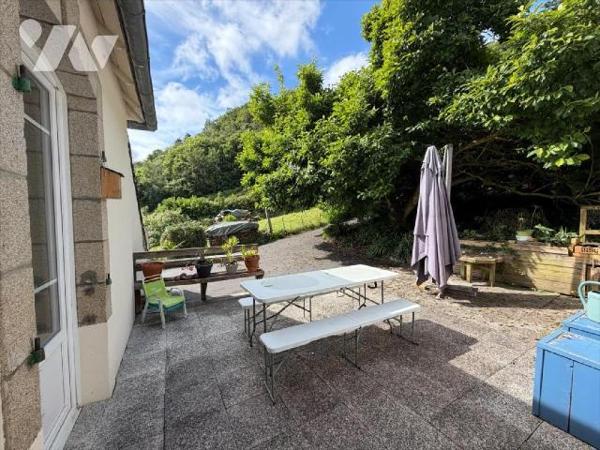 Une maison d'habitation vous offrant une vie de plain-pied comprenant :- Sous-sol complet sous ...