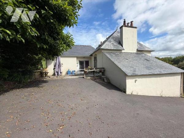 Une maison d'habitation vous offrant une vie de plain-pied comprenant :- Sous-sol complet sous ...