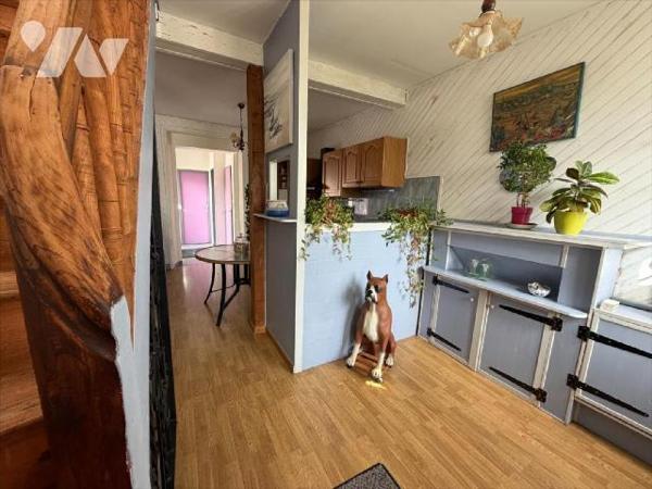 Une maison d'habitation vous offrant une vie de plain-pied comprenant :- Sous-sol complet sous ...