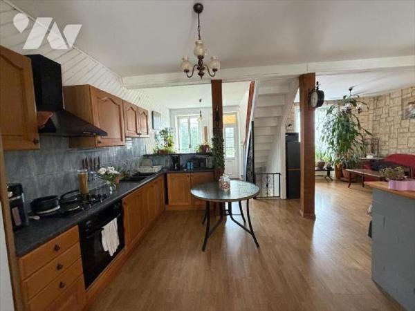 Une maison d'habitation vous offrant une vie de plain-pied comprenant :- Sous-sol complet sous ...