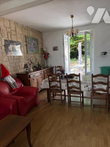 Une maison d'habitation vous offrant une vie de plain-pied comprenant :- Sous-sol complet sous ...