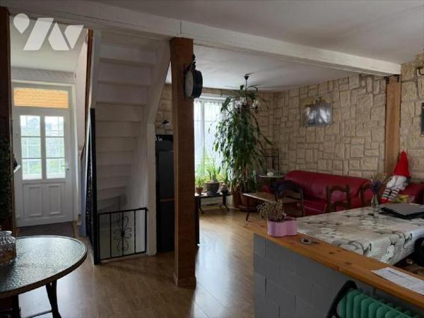 Une maison d'habitation vous offrant une vie de plain-pied comprenant :- Sous-sol complet sous ...