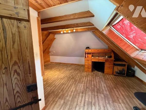Une maison d'habitation vous offrant une vie de plain-pied comprenant :- Sous-sol complet sous ...