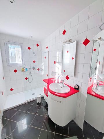 Maison A VENDRE à SAINT HERBLON, magnifique terrain paysagé, piscine et petit étang