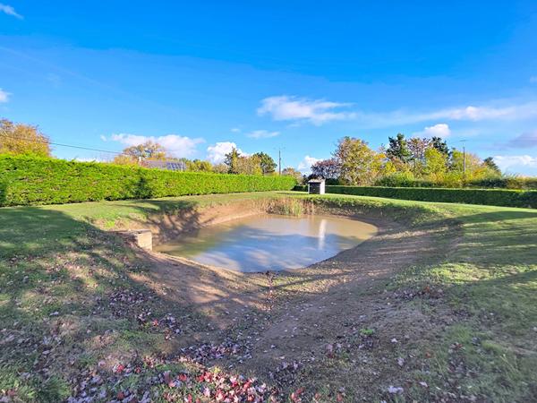 Maison A VENDRE à SAINT HERBLON, magnifique terrain paysagé, piscine et petit étang