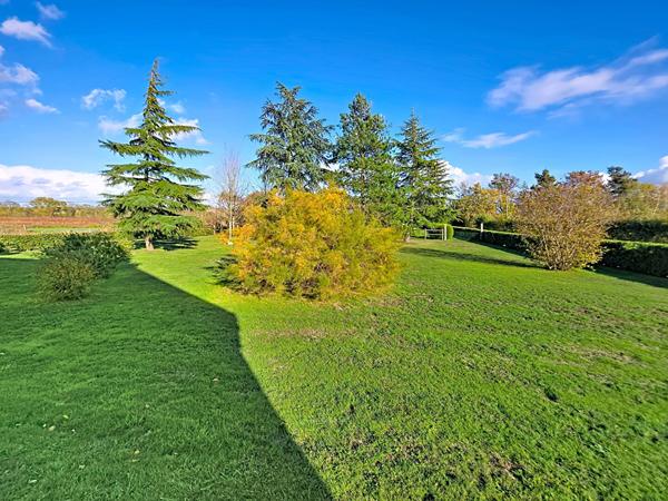 Maison A VENDRE à SAINT HERBLON, magnifique terrain paysagé, piscine et petit étang