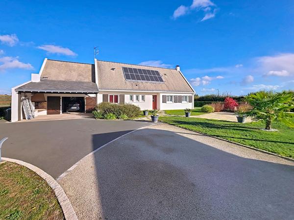 Maison A VENDRE à SAINT HERBLON, magnifique terrain paysagé, piscine et petit étang