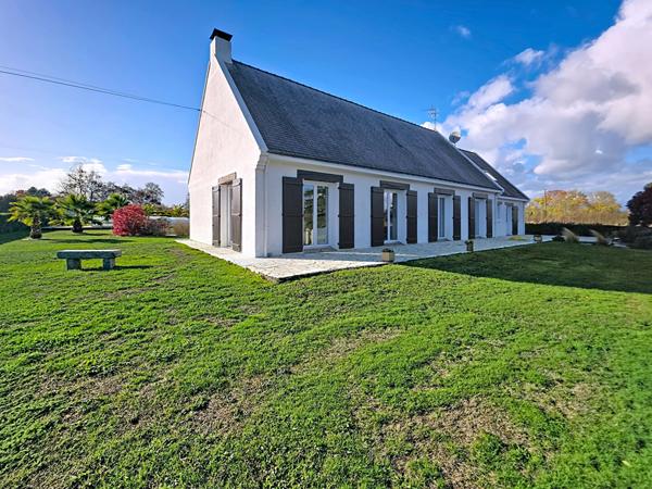 Maison A VENDRE à SAINT HERBLON, magnifique terrain paysagé, piscine et petit étang
