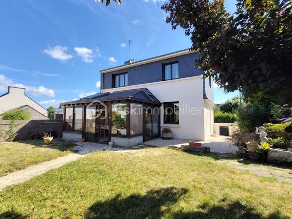 Découvrez cette charmante maison à vendre, construite en 1925, offrant une généreuse surface habitable de 128 m². Située dans un cadre tranquille, cette demeure vous garantit un mode de vie paisible tout en étant à proximité de tous les services urbains.

Cette maison individuelle, sans mitoyenneté, s'étend sur deux niveaux. Vous y trouverez HUIT pièces bien agencées, une véranda chauffée, un salon séjour, bureau, TROIS chambres lumineuses, deux salles d'eau. À l'intérieur, chaque espace de vie est pensé pour offrir confort et convivialité. La cave apporte un espace de rangement supplémentaire, idéal pour stocker ou aménager selon vos goûts.

Côté extérieur, profitez d'une terrasse pour des moments de détente à l'air libre, ainsi qu'un espace GARAGE FERME pouvant accueillir jusqu'à trois véhicules. 
Huisseries double vitrage, 

Cette propriété est idéale pour les familles recherchant une maison de caractère à personnaliser, sans travaux majeurs à prévoir. Ne tardez pas à la visiter pour découvrir tout le potentiel qu'elle recèle. Contactez Gilles EON pour organiser une visite privée.