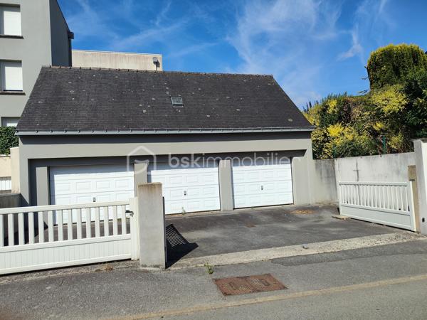 Découvrez cette charmante maison à vendre, construite en 1925, offrant une généreuse surface habitable de 128 m². Située dans un cadre tranquille, cette demeure vous garantit un mode de vie paisible tout en étant à proximité de tous les services urbains.

Cette maison individuelle, sans mitoyenneté, s'étend sur deux niveaux. Vous y trouverez HUIT pièces bien agencées, une véranda chauffée, un salon séjour, bureau, TROIS chambres lumineuses, deux salles d'eau. À l'intérieur, chaque espace de vie est pensé pour offrir confort et convivialité. La cave apporte un espace de rangement supplémentaire, idéal pour stocker ou aménager selon vos goûts.

Côté extérieur, profitez d'une terrasse pour des moments de détente à l'air libre, ainsi qu'un espace GARAGE FERME pouvant accueillir jusqu'à trois véhicules. 
Huisseries double vitrage, 

Cette propriété est idéale pour les familles recherchant une maison de caractère à personnaliser, sans travaux majeurs à prévoir. Ne tardez pas à la visiter pour découvrir tout le potentiel qu'elle recèle. Contactez Gilles EON pour organiser une visite privée.
