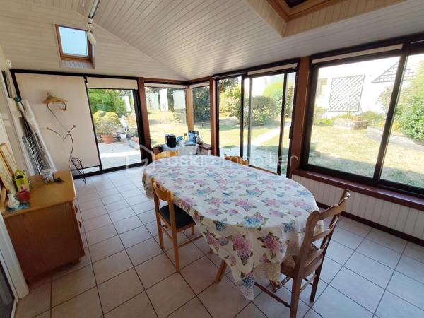 Découvrez cette charmante maison à vendre, construite en 1925, offrant une généreuse surface habitable de 128 m². Située dans un cadre tranquille, cette demeure vous garantit un mode de vie paisible tout en étant à proximité de tous les services urbains.

Cette maison individuelle, sans mitoyenneté, s'étend sur deux niveaux. Vous y trouverez HUIT pièces bien agencées, une véranda chauffée, un salon séjour, bureau, TROIS chambres lumineuses, deux salles d'eau. À l'intérieur, chaque espace de vie est pensé pour offrir confort et convivialité. La cave apporte un espace de rangement supplémentaire, idéal pour stocker ou aménager selon vos goûts.

Côté extérieur, profitez d'une terrasse pour des moments de détente à l'air libre, ainsi qu'un espace GARAGE FERME pouvant accueillir jusqu'à trois véhicules. 
Huisseries double vitrage, 

Cette propriété est idéale pour les familles recherchant une maison de caractère à personnaliser, sans travaux majeurs à prévoir. Ne tardez pas à la visiter pour découvrir tout le potentiel qu'elle recèle. Contactez Gilles EON pour organiser une visite privée.