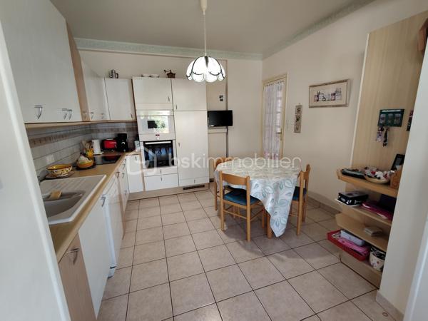 Découvrez cette charmante maison à vendre, construite en 1925, offrant une généreuse surface habitable de 128 m². Située dans un cadre tranquille, cette demeure vous garantit un mode de vie paisible tout en étant à proximité de tous les services urbains.

Cette maison individuelle, sans mitoyenneté, s'étend sur deux niveaux. Vous y trouverez HUIT pièces bien agencées, une véranda chauffée, un salon séjour, bureau, TROIS chambres lumineuses, deux salles d'eau. À l'intérieur, chaque espace de vie est pensé pour offrir confort et convivialité. La cave apporte un espace de rangement supplémentaire, idéal pour stocker ou aménager selon vos goûts.

Côté extérieur, profitez d'une terrasse pour des moments de détente à l'air libre, ainsi qu'un espace GARAGE FERME pouvant accueillir jusqu'à trois véhicules. 
Huisseries double vitrage, 

Cette propriété est idéale pour les familles recherchant une maison de caractère à personnaliser, sans travaux majeurs à prévoir. Ne tardez pas à la visiter pour découvrir tout le potentiel qu'elle recèle. Contactez Gilles EON pour organiser une visite privée.