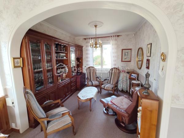 Découvrez cette charmante maison à vendre, construite en 1925, offrant une généreuse surface habitable de 128 m². Située dans un cadre tranquille, cette demeure vous garantit un mode de vie paisible tout en étant à proximité de tous les services urbains.

Cette maison individuelle, sans mitoyenneté, s'étend sur deux niveaux. Vous y trouverez HUIT pièces bien agencées, une véranda chauffée, un salon séjour, bureau, TROIS chambres lumineuses, deux salles d'eau. À l'intérieur, chaque espace de vie est pensé pour offrir confort et convivialité. La cave apporte un espace de rangement supplémentaire, idéal pour stocker ou aménager selon vos goûts.

Côté extérieur, profitez d'une terrasse pour des moments de détente à l'air libre, ainsi qu'un espace GARAGE FERME pouvant accueillir jusqu'à trois véhicules. 
Huisseries double vitrage, 

Cette propriété est idéale pour les familles recherchant une maison de caractère à personnaliser, sans travaux majeurs à prévoir. Ne tardez pas à la visiter pour découvrir tout le potentiel qu'elle recèle. Contactez Gilles EON pour organiser une visite privée.