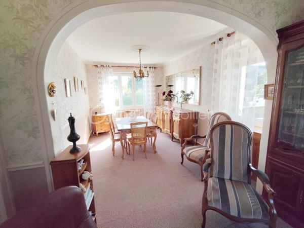 Découvrez cette charmante maison à vendre, construite en 1925, offrant une généreuse surface habitable de 128 m². Située dans un cadre tranquille, cette demeure vous garantit un mode de vie paisible tout en étant à proximité de tous les services urbains.

Cette maison individuelle, sans mitoyenneté, s'étend sur deux niveaux. Vous y trouverez HUIT pièces bien agencées, une véranda chauffée, un salon séjour, bureau, TROIS chambres lumineuses, deux salles d'eau. À l'intérieur, chaque espace de vie est pensé pour offrir confort et convivialité. La cave apporte un espace de rangement supplémentaire, idéal pour stocker ou aménager selon vos goûts.

Côté extérieur, profitez d'une terrasse pour des moments de détente à l'air libre, ainsi qu'un espace GARAGE FERME pouvant accueillir jusqu'à trois véhicules. 
Huisseries double vitrage, 

Cette propriété est idéale pour les familles recherchant une maison de caractère à personnaliser, sans travaux majeurs à prévoir. Ne tardez pas à la visiter pour découvrir tout le potentiel qu'elle recèle. Contactez Gilles EON pour organiser une visite privée.