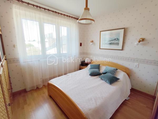Découvrez cette charmante maison à vendre, construite en 1925, offrant une généreuse surface habitable de 128 m². Située dans un cadre tranquille, cette demeure vous garantit un mode de vie paisible tout en étant à proximité de tous les services urbains.

Cette maison individuelle, sans mitoyenneté, s'étend sur deux niveaux. Vous y trouverez HUIT pièces bien agencées, une véranda chauffée, un salon séjour, bureau, TROIS chambres lumineuses, deux salles d'eau. À l'intérieur, chaque espace de vie est pensé pour offrir confort et convivialité. La cave apporte un espace de rangement supplémentaire, idéal pour stocker ou aménager selon vos goûts.

Côté extérieur, profitez d'une terrasse pour des moments de détente à l'air libre, ainsi qu'un espace GARAGE FERME pouvant accueillir jusqu'à trois véhicules. 
Huisseries double vitrage, 

Cette propriété est idéale pour les familles recherchant une maison de caractère à personnaliser, sans travaux majeurs à prévoir. Ne tardez pas à la visiter pour découvrir tout le potentiel qu'elle recèle. Contactez Gilles EON pour organiser une visite privée.