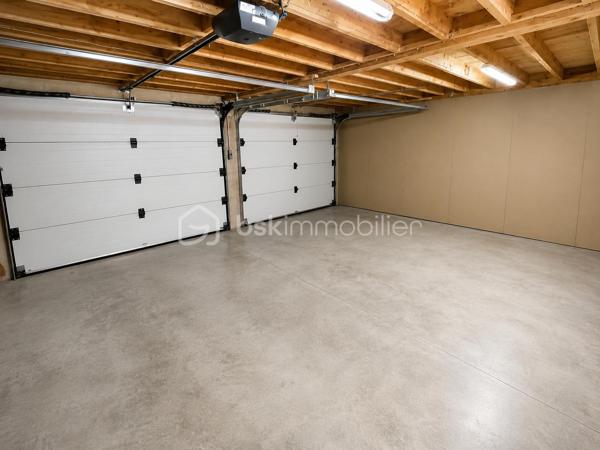 Découvrez cette charmante maison à vendre, construite en 1925, offrant une généreuse surface habitable de 128 m². Située dans un cadre tranquille, cette demeure vous garantit un mode de vie paisible tout en étant à proximité de tous les services urbains.

Cette maison individuelle, sans mitoyenneté, s'étend sur deux niveaux. Vous y trouverez HUIT pièces bien agencées, une véranda chauffée, un salon séjour, bureau, TROIS chambres lumineuses, deux salles d'eau. À l'intérieur, chaque espace de vie est pensé pour offrir confort et convivialité. La cave apporte un espace de rangement supplémentaire, idéal pour stocker ou aménager selon vos goûts.

Côté extérieur, profitez d'une terrasse pour des moments de détente à l'air libre, ainsi qu'un espace GARAGE FERME pouvant accueillir jusqu'à trois véhicules. 
Huisseries double vitrage, 

Cette propriété est idéale pour les familles recherchant une maison de caractère à personnaliser, sans travaux majeurs à prévoir. Ne tardez pas à la visiter pour découvrir tout le potentiel qu'elle recèle. Contactez Gilles EON pour organiser une visite privée.