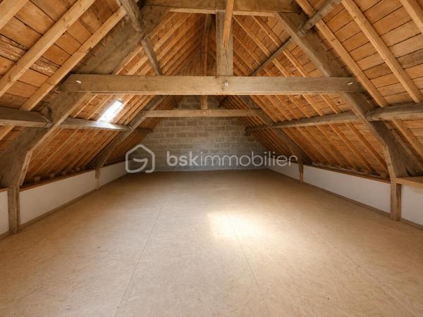 Découvrez cette charmante maison à vendre, construite en 1925, offrant une généreuse surface habitable de 128 m². Située dans un cadre tranquille, cette demeure vous garantit un mode de vie paisible tout en étant à proximité de tous les services urbains.

Cette maison individuelle, sans mitoyenneté, s'étend sur deux niveaux. Vous y trouverez HUIT pièces bien agencées, une véranda chauffée, un salon séjour, bureau, TROIS chambres lumineuses, deux salles d'eau. À l'intérieur, chaque espace de vie est pensé pour offrir confort et convivialité. La cave apporte un espace de rangement supplémentaire, idéal pour stocker ou aménager selon vos goûts.

Côté extérieur, profitez d'une terrasse pour des moments de détente à l'air libre, ainsi qu'un espace GARAGE FERME pouvant accueillir jusqu'à trois véhicules. 
Huisseries double vitrage, 

Cette propriété est idéale pour les familles recherchant une maison de caractère à personnaliser, sans travaux majeurs à prévoir. Ne tardez pas à la visiter pour découvrir tout le potentiel qu'elle recèle. Contactez Gilles EON pour organiser une visite privée.