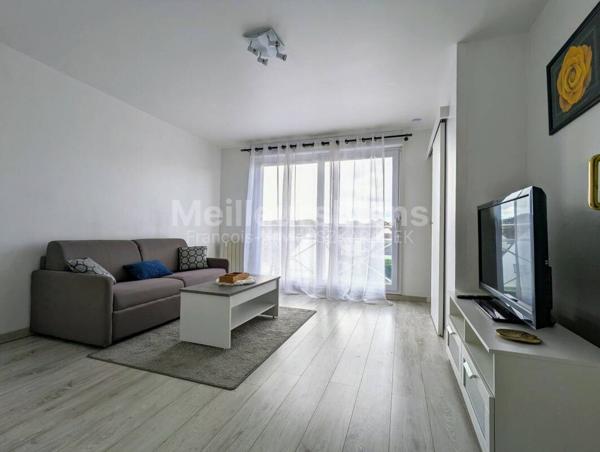 Joli studio meublé avec cuisine séparée et ascenseur