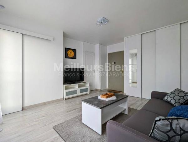 Joli studio meublé avec cuisine séparée et ascenseur