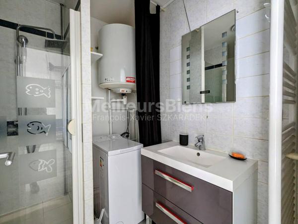 Joli studio meublé avec cuisine séparée et ascenseur