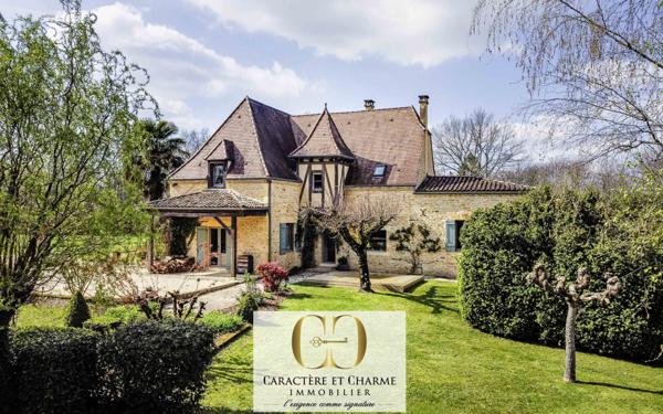 Sarlat-la-Canéda (24200) Maison de caractère totalement restaurée. Gîte - piscine chauffée. 5,3 hectares.