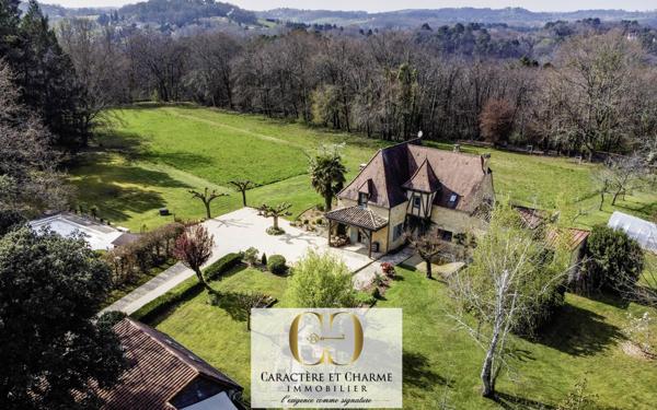 Sarlat-la-Canéda (24200) Maison de caractère totalement restaurée. Gîte - piscine chauffée. 5,3 hectares.