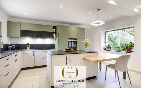 Sarlat-la-Canéda (24200) Maison de caractère totalement restaurée. Gîte - piscine chauffée. 5,3 hectares.