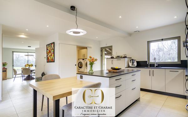 Sarlat-la-Canéda (24200) Maison de caractère totalement restaurée. Gîte - piscine chauffée. 5,3 hectares.